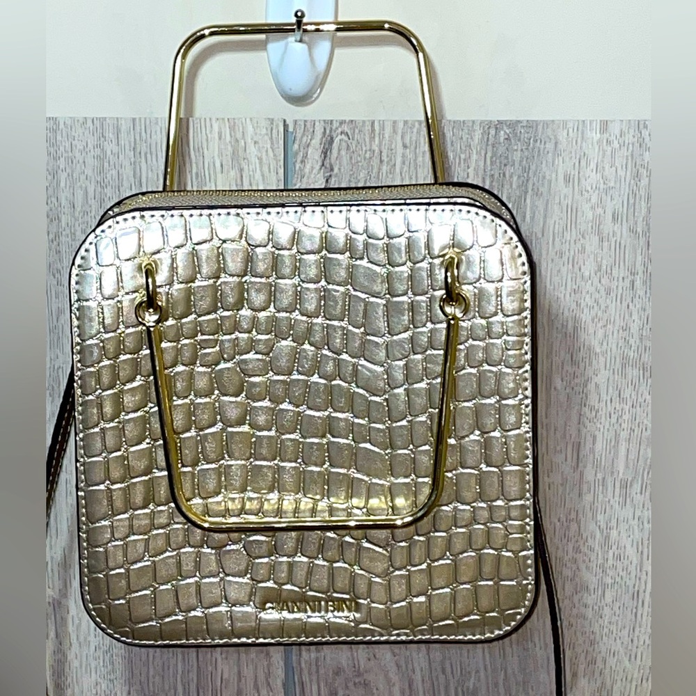 Gianni Bini NWOT Crocodile Silver Metallic Clutch W/Crossbody Strap Clutch